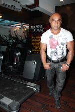 with the cast of Shootout At Wadala at the launch of gym calles Red Gym in khar on 1st May 2012 (22).JPG